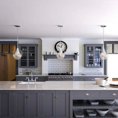 Suspension grise Triocent de la marque Elstead Lighting dans une cuisine, pouvant aller dans les salles de bain grâce à son indice de protection IP44